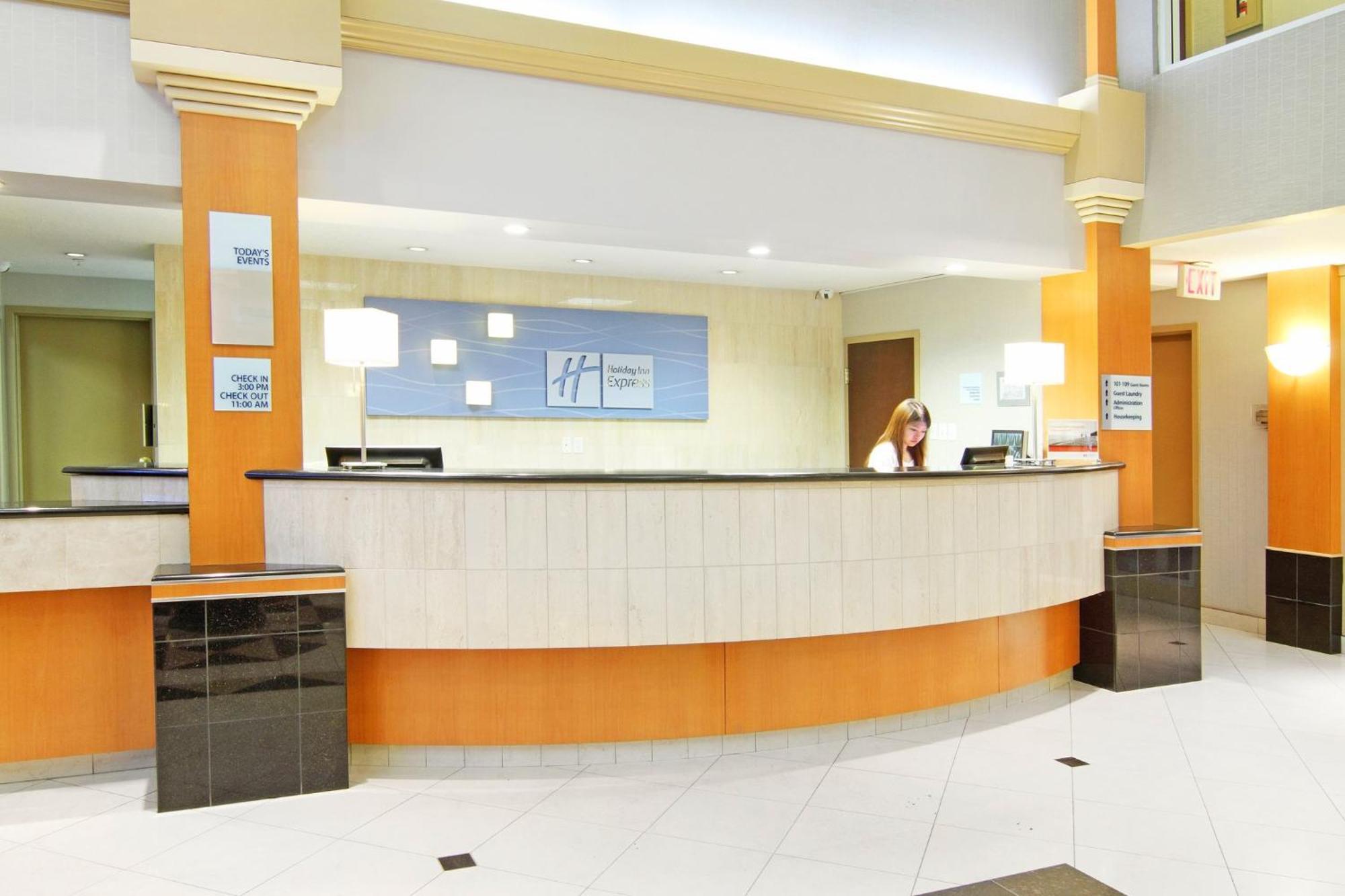 Holiday Inn Express Calgary South By Ihg YYC Exterior foto